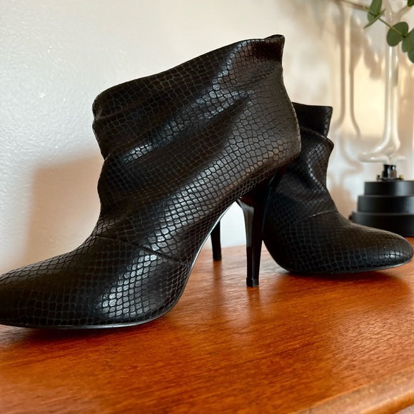 BETSY JOHNSON Slouch Bootie/Ankle Boot, Excellent Condition, Size 8M - Picture 2 of 13